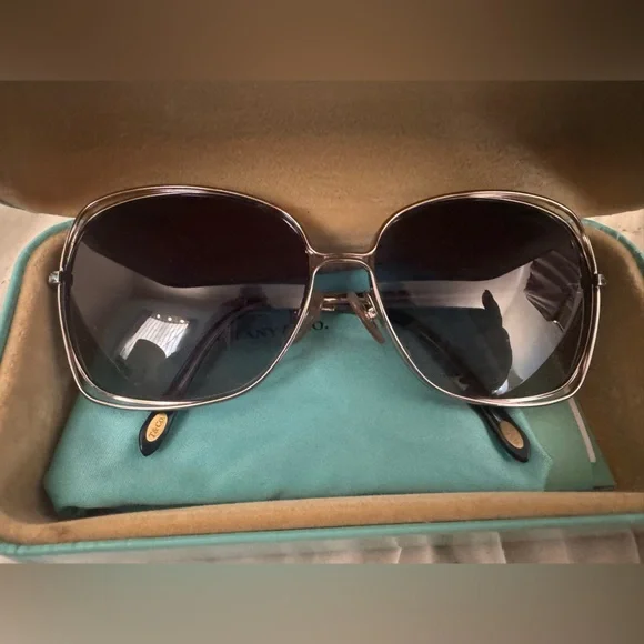 Tiffany & Co. Signature Blue Box - Picture 1 of 4